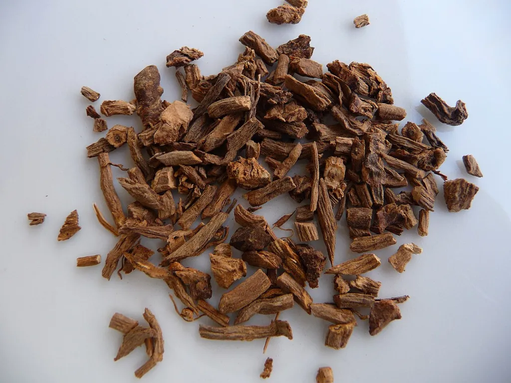 Dried cut Valeriana officinalis root pieces, brown and fibrous