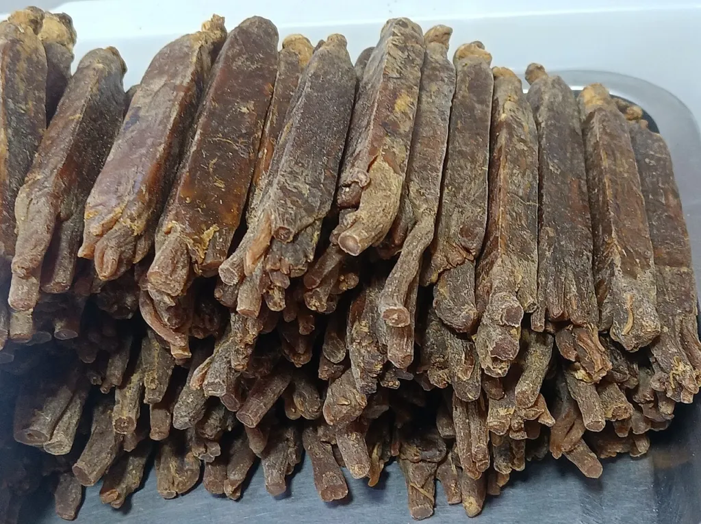 Bundled dark dried Panax ginseng root sticks